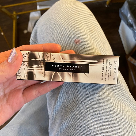 FENTY BEAUTY BY RIHANNA - Stunna Lip Paint in “ UNCFUFFED 03” - Picture 3 of 7